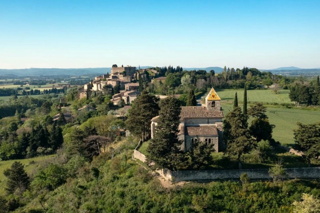 La Laupie Village perché