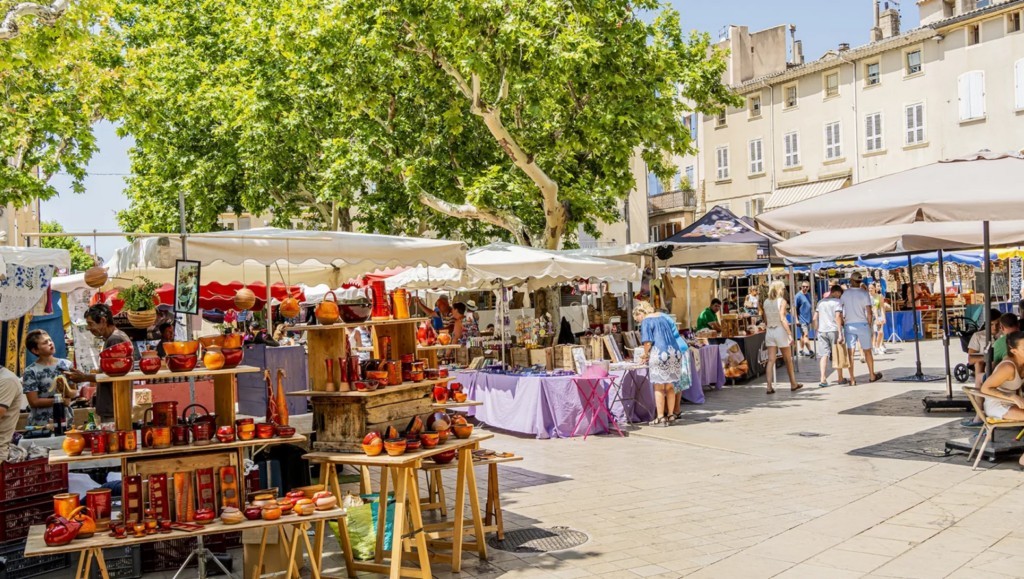 Marché du dimanche Place des Arcades Nyons Marché du dimanche Place des Arcades