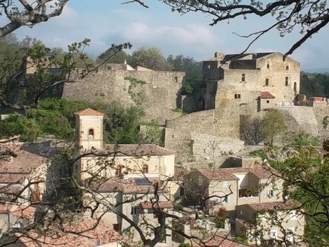 Poët-Célard et on château