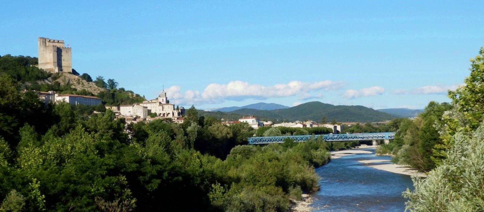 Crest, sa Tour médiévale et les eaux turquoises de la rivière Drôme